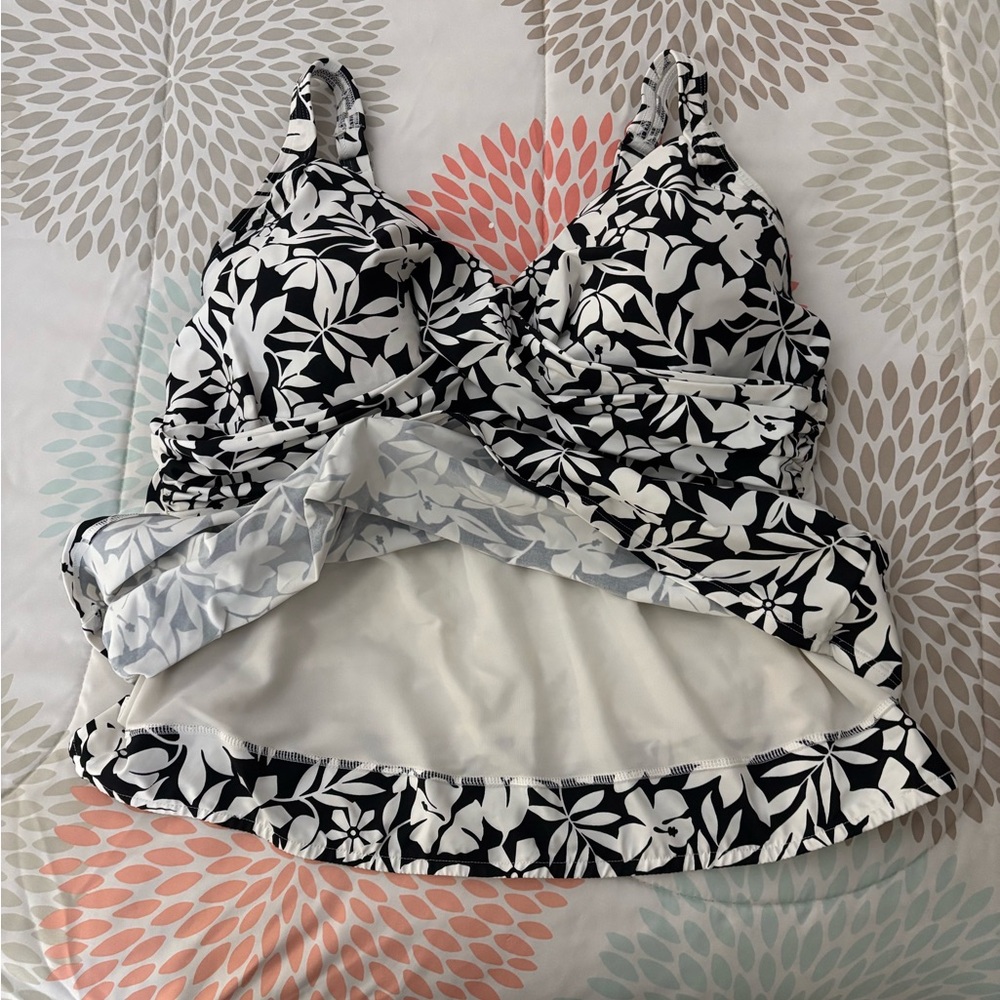 Lands' End Black and White Floral Wrap Style Tankini Top - Picture 9 of 14